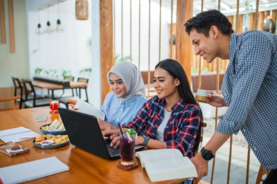 Pelatihan Bisnis Digital untuk Dosen dan Mahasiswa di Tangerang Selatan Bersama Yusuf Hidayatulloh